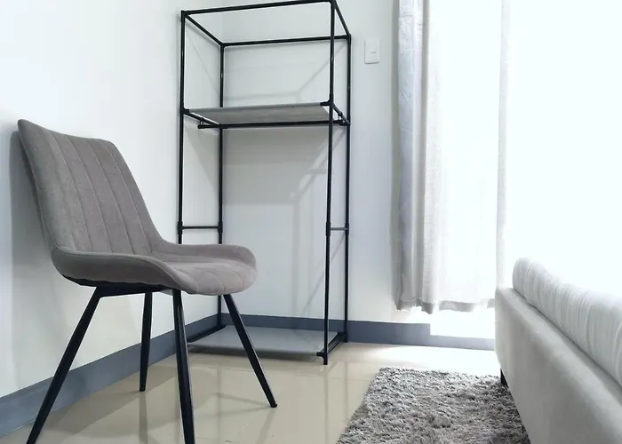 Cozy Unit Near Mactan Airport Furnish With Wifi, Netflix, Pool Apartment