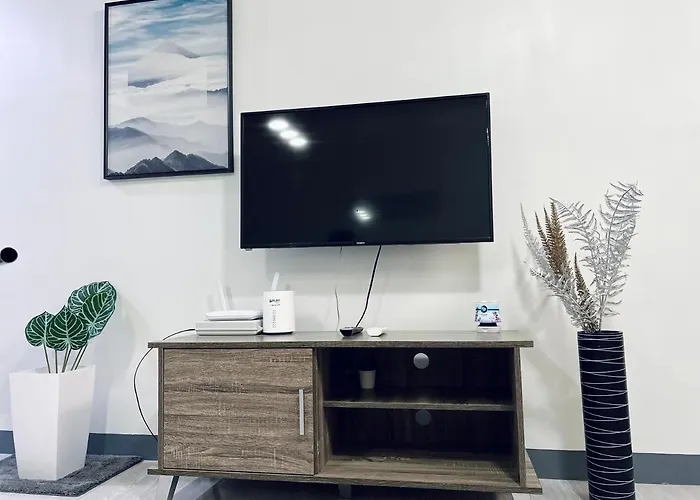 Cozy Unit Near Mactan Airport Furnish With Wifi, Netflix, Pool Apartment *